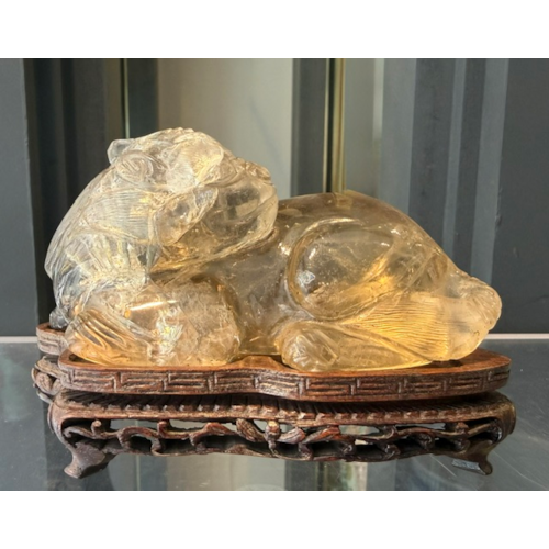 Figure representing a slightly citrinné rock crystal Bixiu - China 18/19th century
Dim 11cm - 5.5cm
Wooden stand